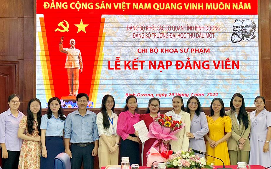 Lễ kết nạp đảng viên mới cho đoàn viên ưu tú khoa Sư phạm